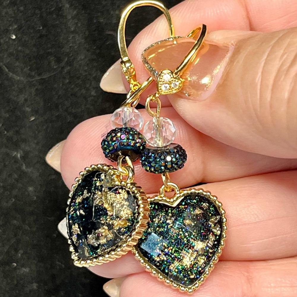 🖤Pretty dangle-glitter black heart earrings —-Gold NWOT